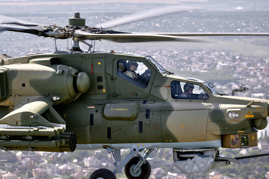 צוות מסוק MI28 (צילום: Shutterstock) הקברניט מסוק קרב MI28