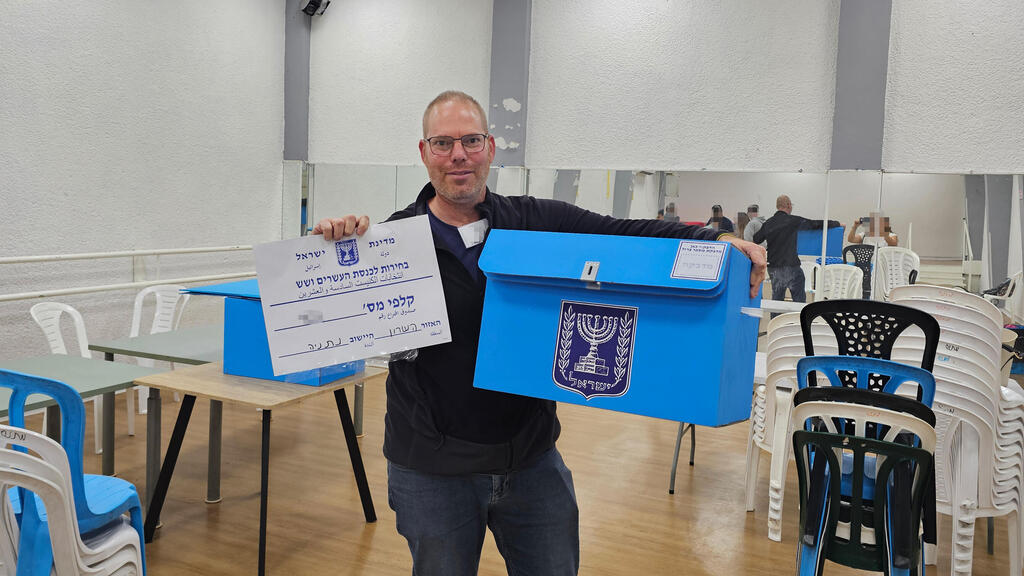 עמיר קורץ בקלפי בנתניה בחירות 2026 עם תיבת קלפי אחרי ספירת הקולות עמיר קורץ בקלפי בנתניה בחירות 2026 עם תיבת קלפי אחרי ספירת הקולות