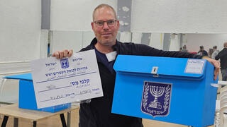 עמיר קורץ בקלפי בנתניה בחירות 2026 עם תיבת קלפי אחרי ספירת הקולות