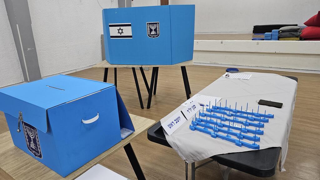 חדר הקלפי אחרי סגירת הקלפיות. הדוקרנים להנחת פתקי ההצבעה כבר נפרשו, ומתכוננים לספירה (צילום: עמיר קורץ) חדר הקלפי אחרי סגירת הקלפיות. הדוקרנים להנחת פתקי ההצבעה כבר נפרשו, מתכוננים לשיא הערב: עוד רגע הקלפי תיפתח ותחל ספירת הקולות