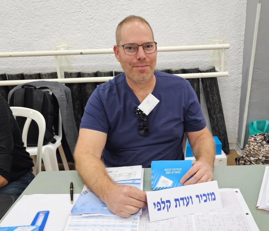 עמיר קורץ בקלפי בנתניה, אחרי ספירת הקולות. התיבה הכחולה יקרת הערך מהבוקר התרוקנה מהכוחות, כמו שמשון אחרי גזיזת השיער עמיר קורץ בקלפי בנתניה