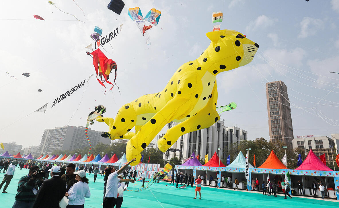 יופי באוויר: תמונות מפסטיבל עפיפונים בהודו 