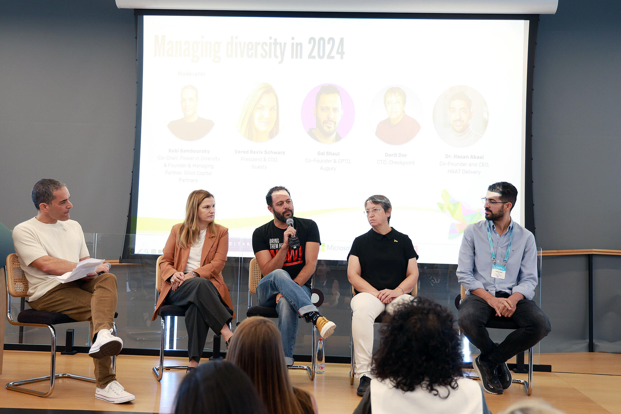 Temir gigant jinsiy komiks Keyin ukrainalik ayol sikimni ogziga olib soray boshladi.